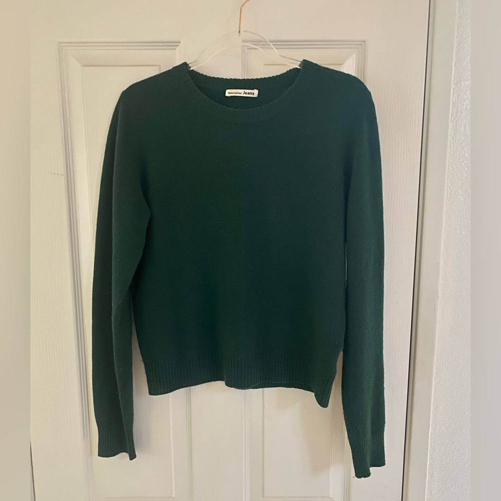 Reformation crew neck sweater in Emerald green. Made from recycled cashmere.